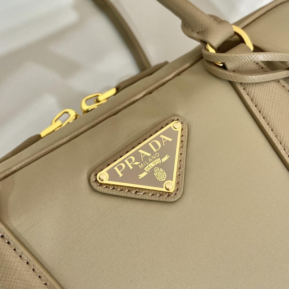 高仿Prada*ReEdition系列手提袋1BB115大號卡其免檢版