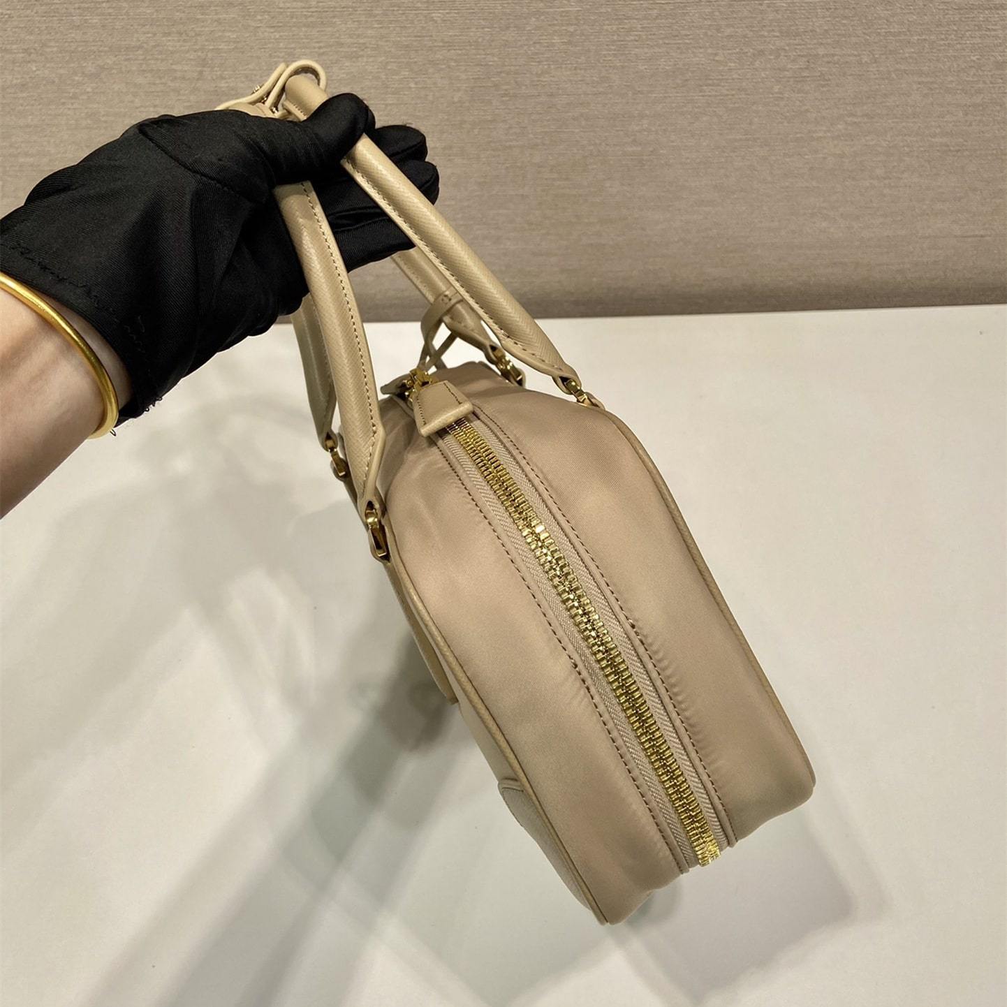 高仿Prada**ReEdition系列手提袋1BB121小號卡其免檢版