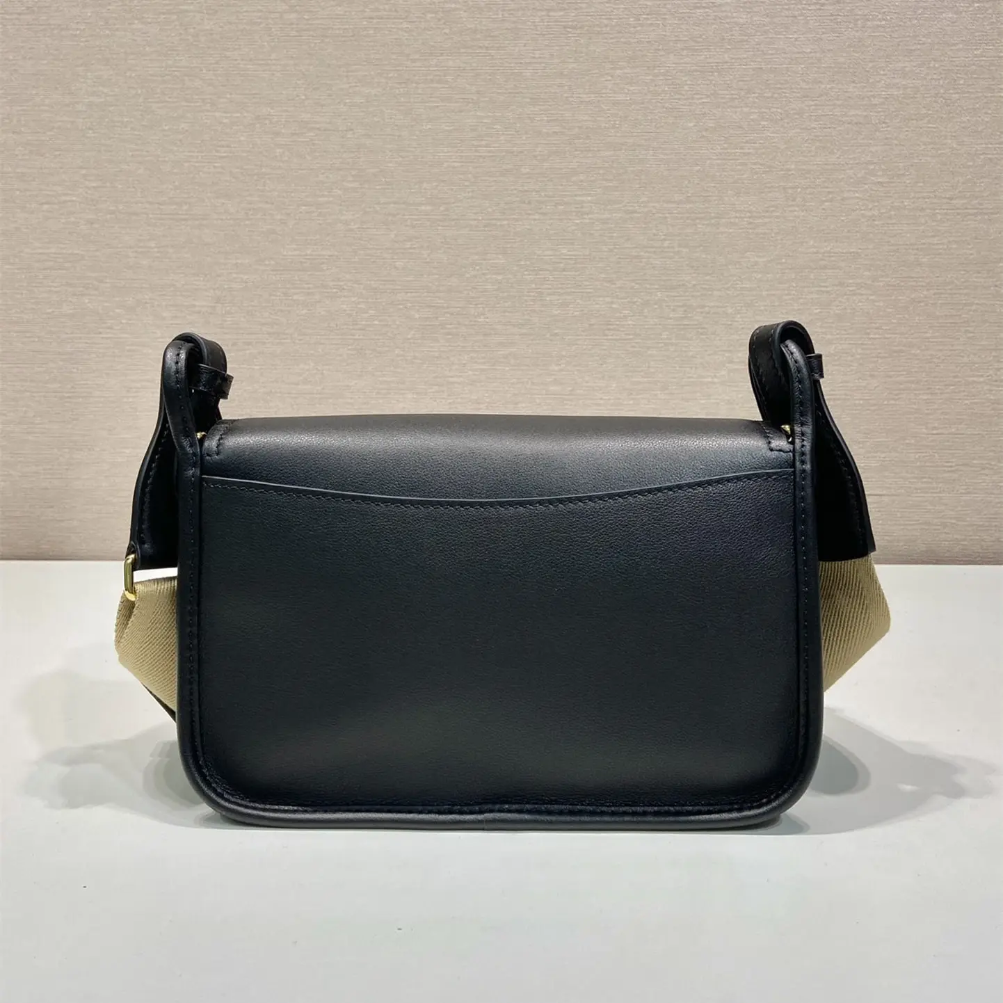 Prada 1BD372：小牛皮包身挺度與車線