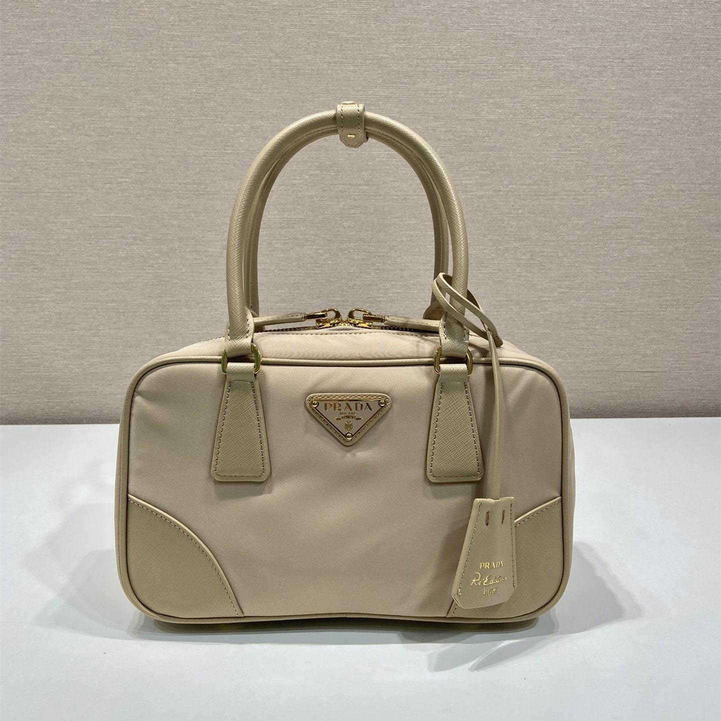 高仿Prada**ReEdition系列手提袋1BB121小號卡其免檢版
