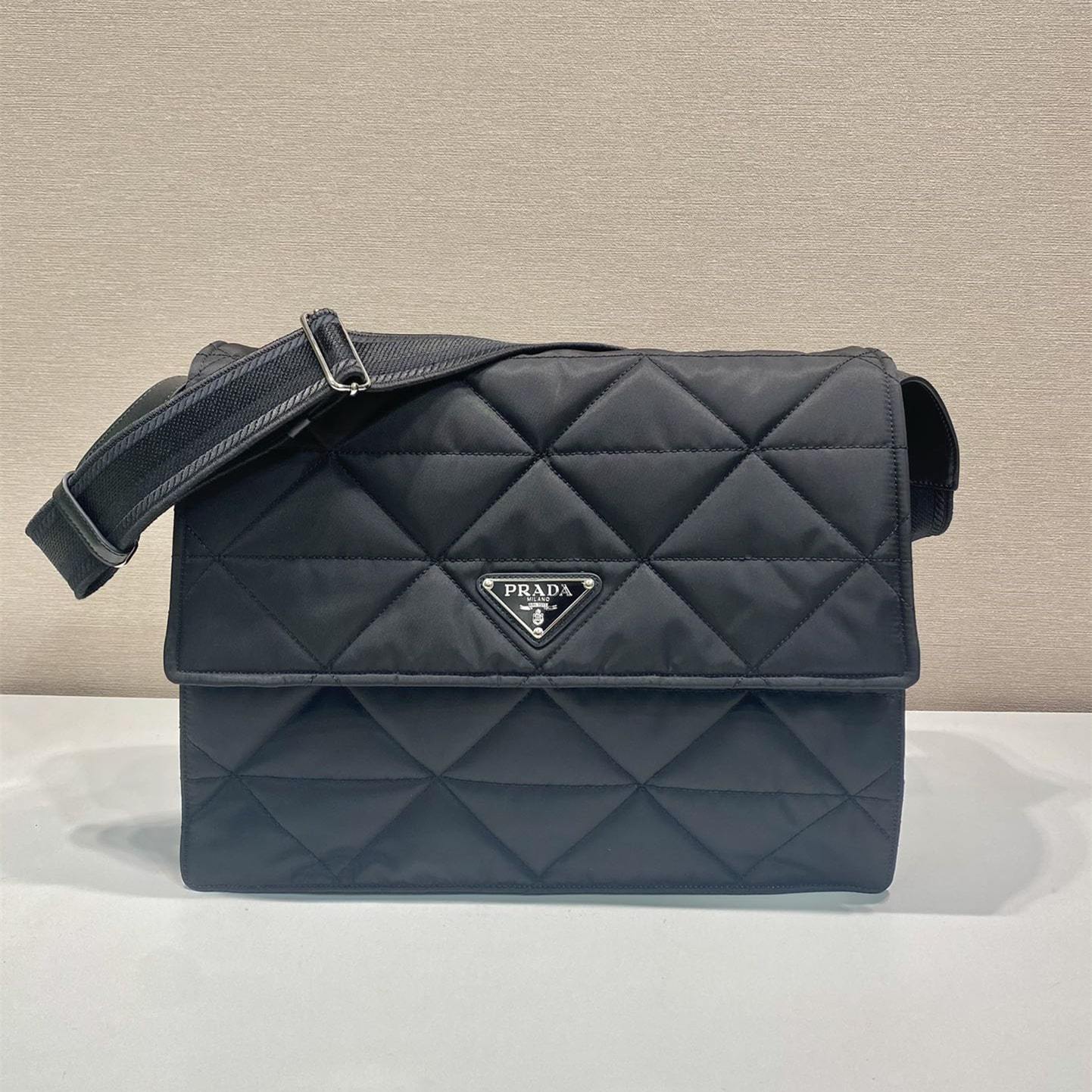 高仿Prada*ReEdition系列郵差包1BD256黑色免檢版