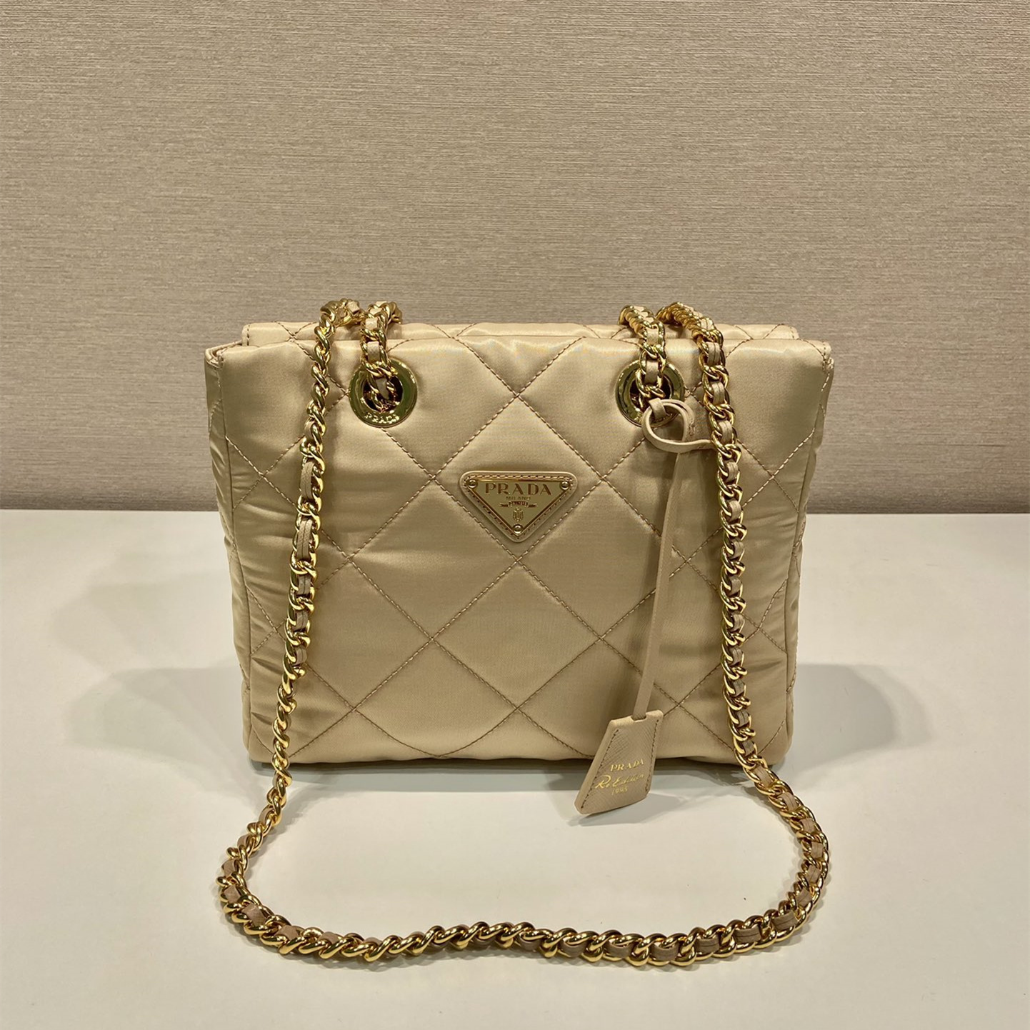 高仿Prada*ReEdition系列中古袋1BG468卡其免檢版