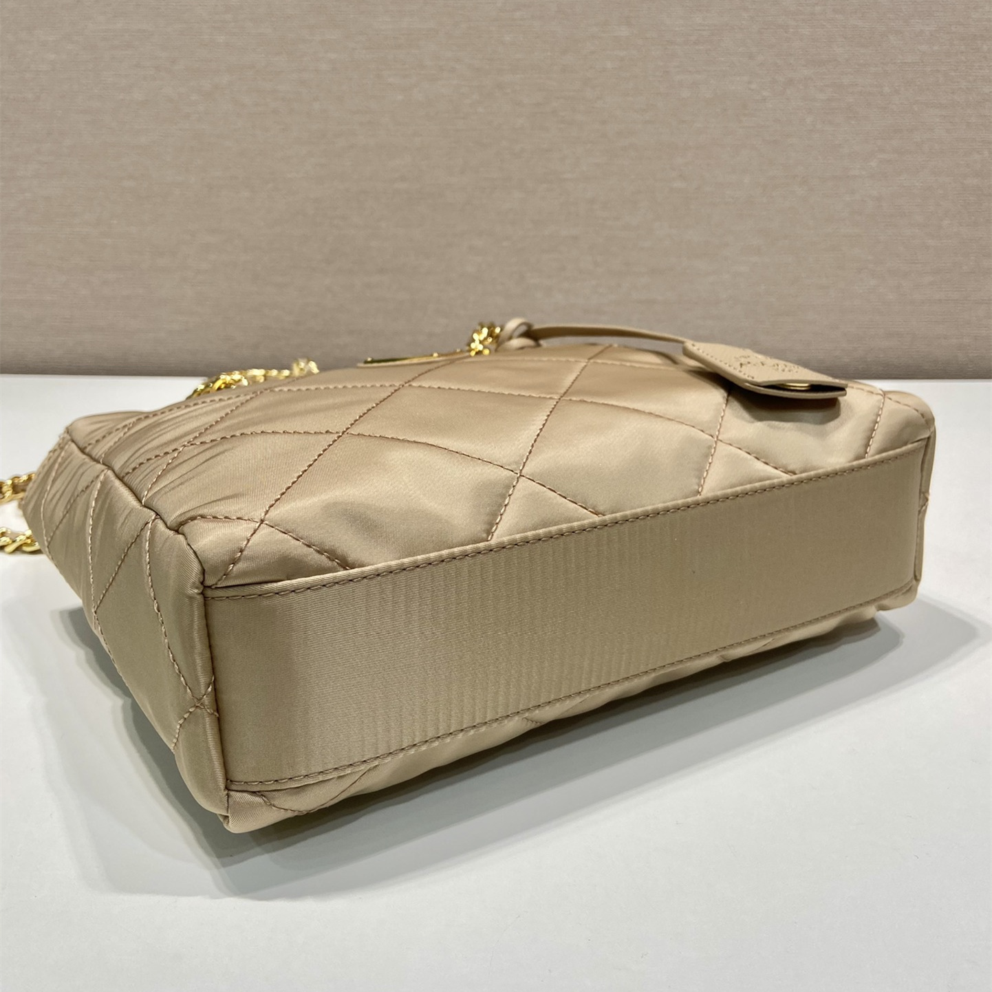 高仿Prada*ReEdition系列中古袋1BG468卡其免檢版