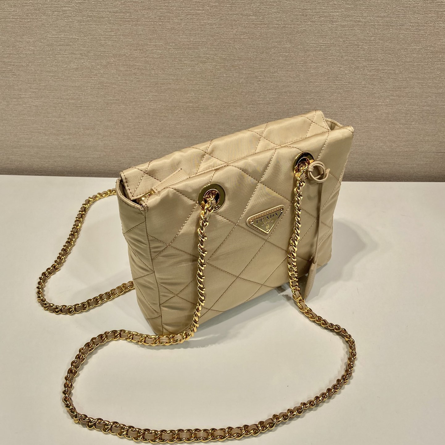 高仿Prada*ReEdition系列中古袋1BG468卡其免檢版
