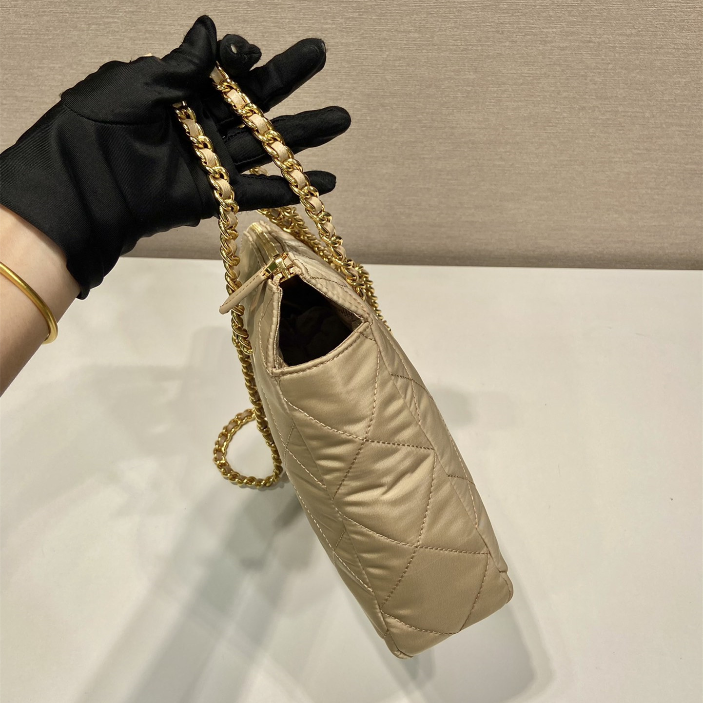 高仿Prada*ReEdition系列中古袋1BG468卡其免檢版