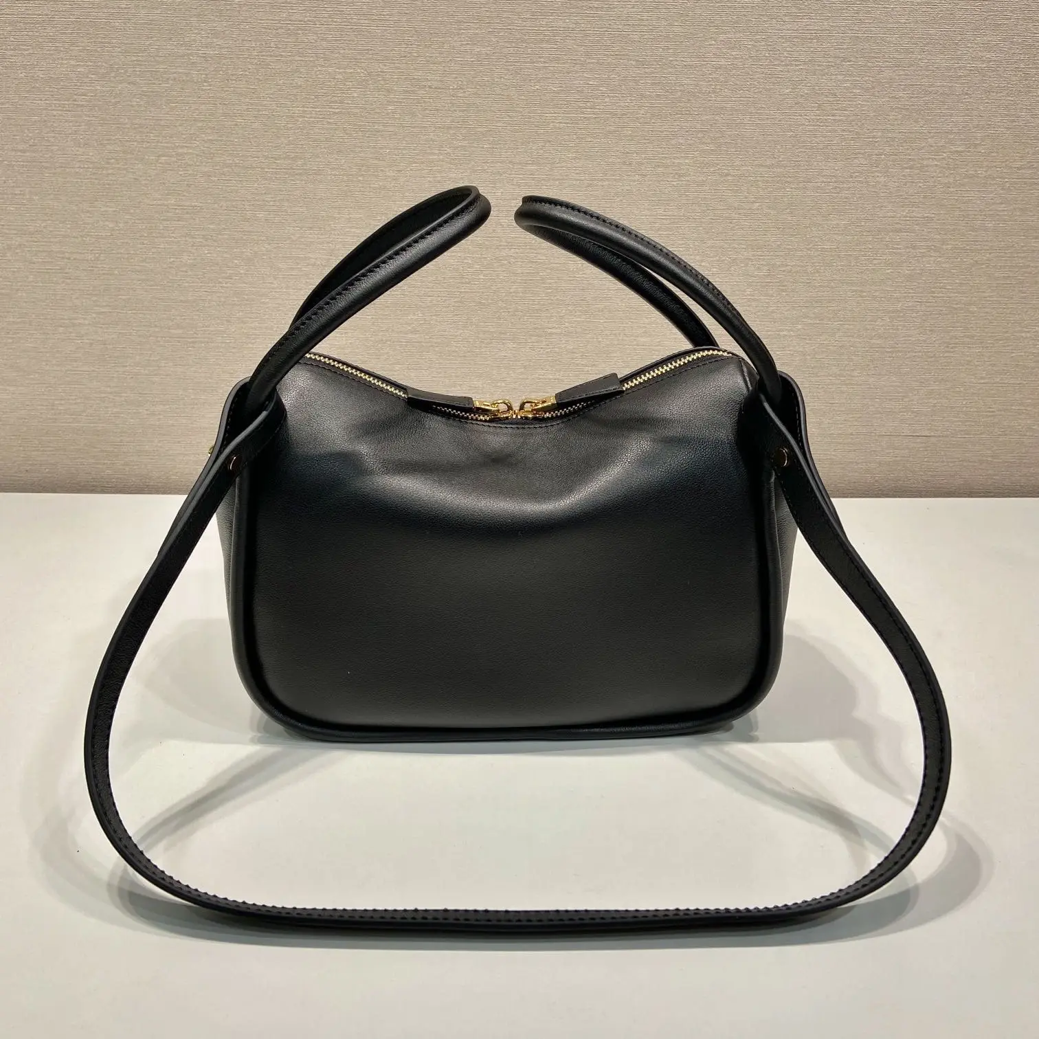 Prada 1BA451：皮革表面與邊油保養重點