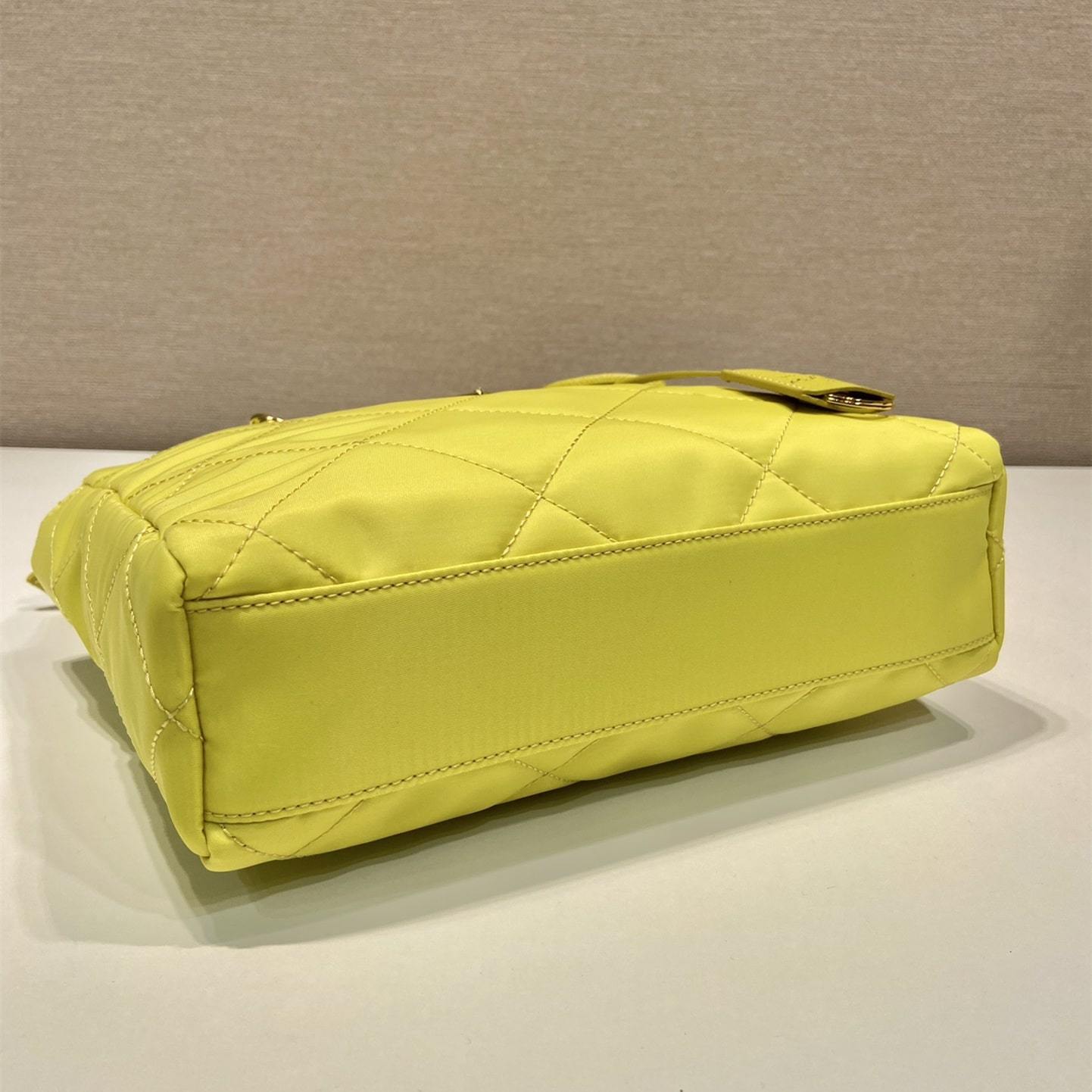 高仿Prada*ReEdition系列中古袋1BG468黃色免檢版