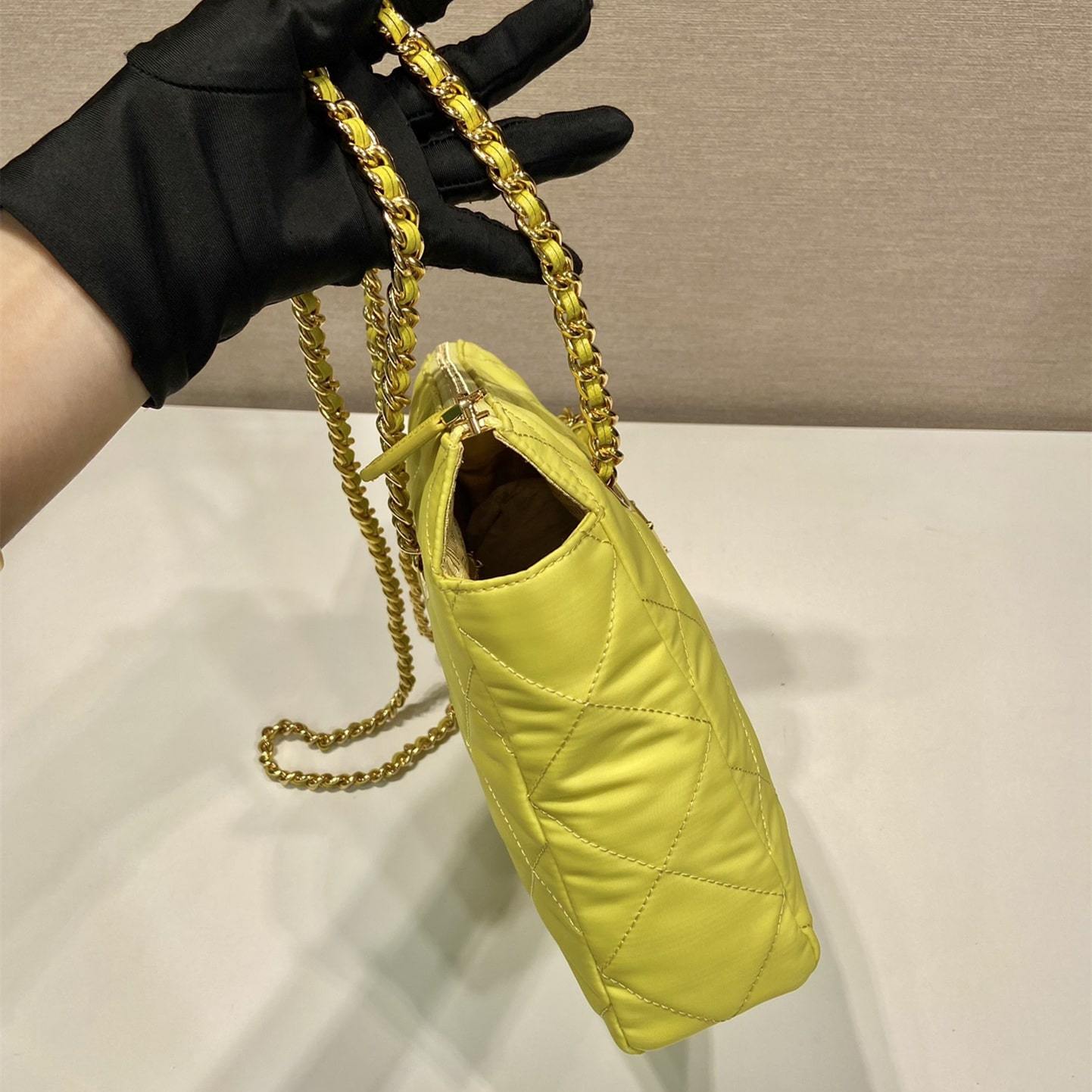 高仿Prada*ReEdition系列中古袋1BG468黃色免檢版