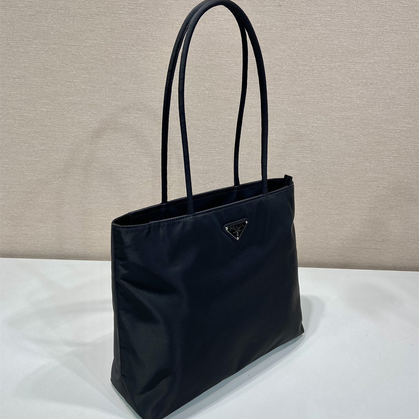 高仿Prada*ReEdition系列托特包B6245黑色中號免檢版