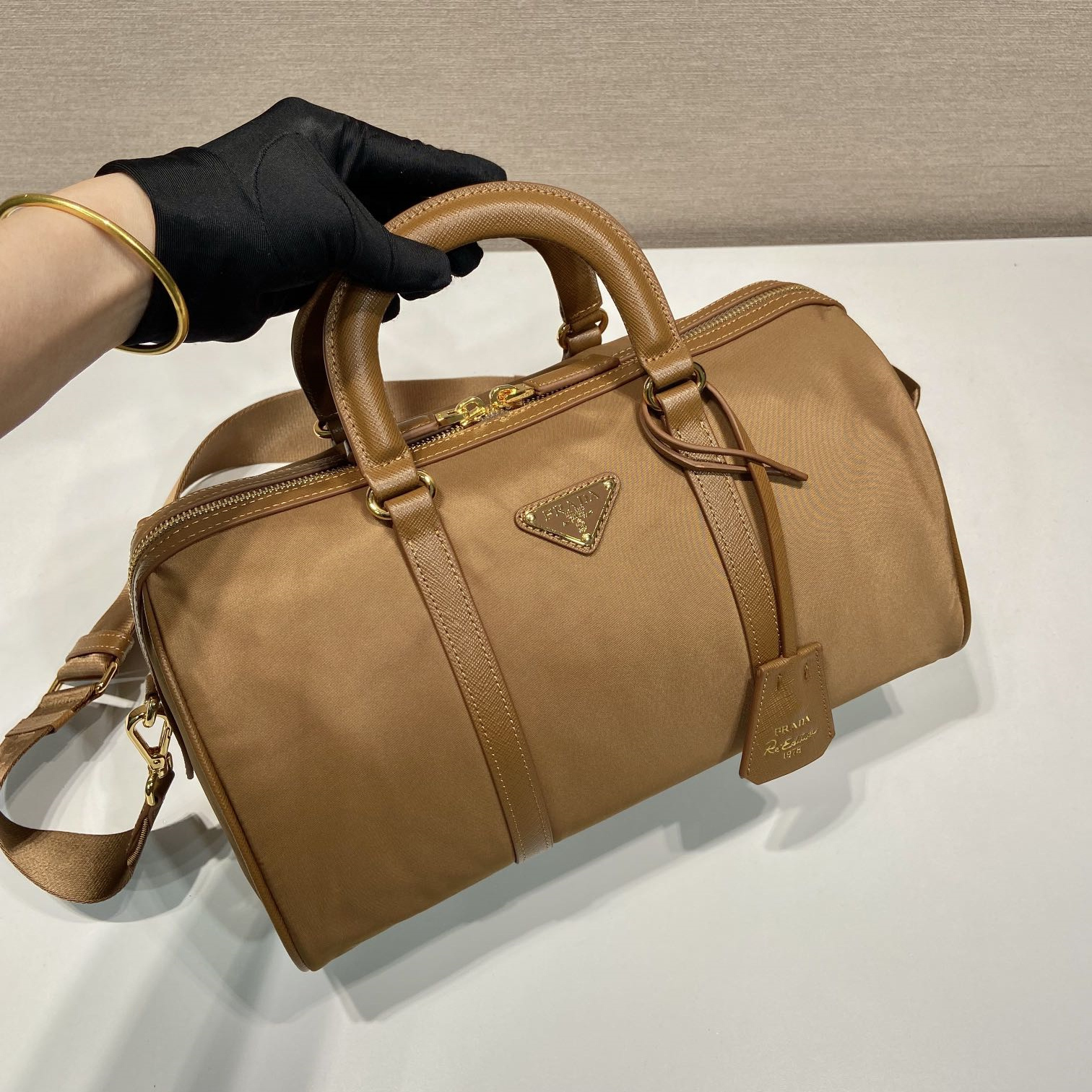 高仿Prada*ReEdition系列手提包1BB233棕色免檢版