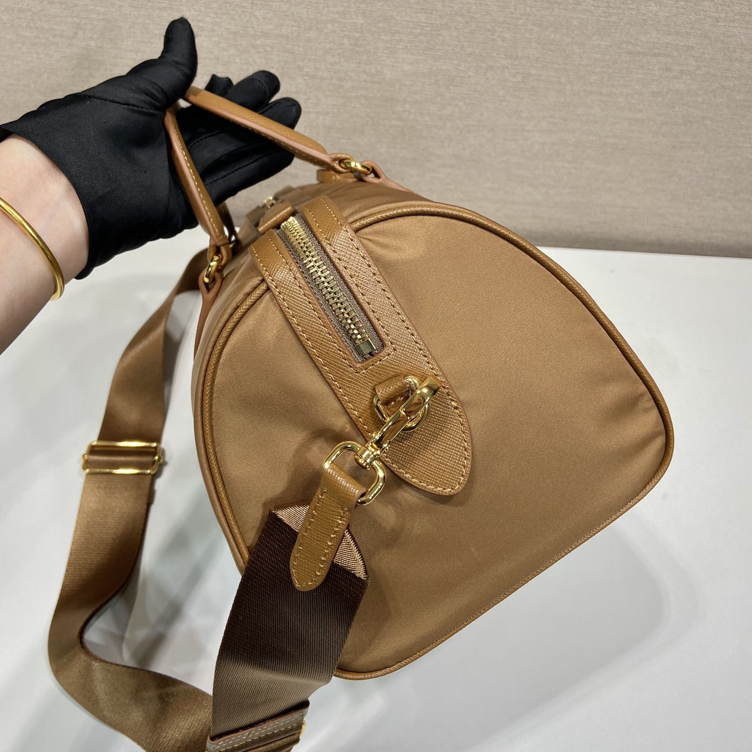 高仿Prada*ReEdition系列手提包1BB233棕色免檢版