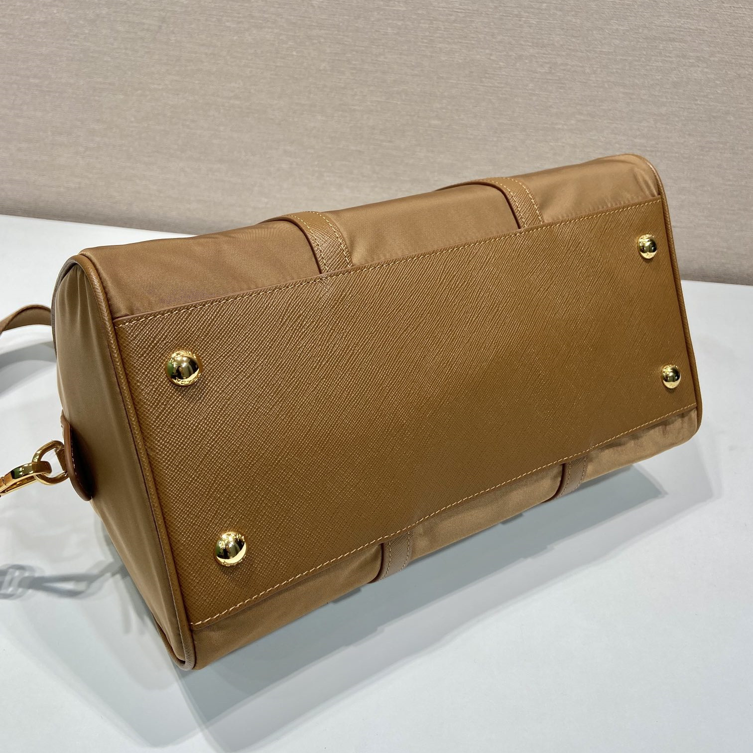 高仿Prada*ReEdition系列手提包1BB233棕色免檢版