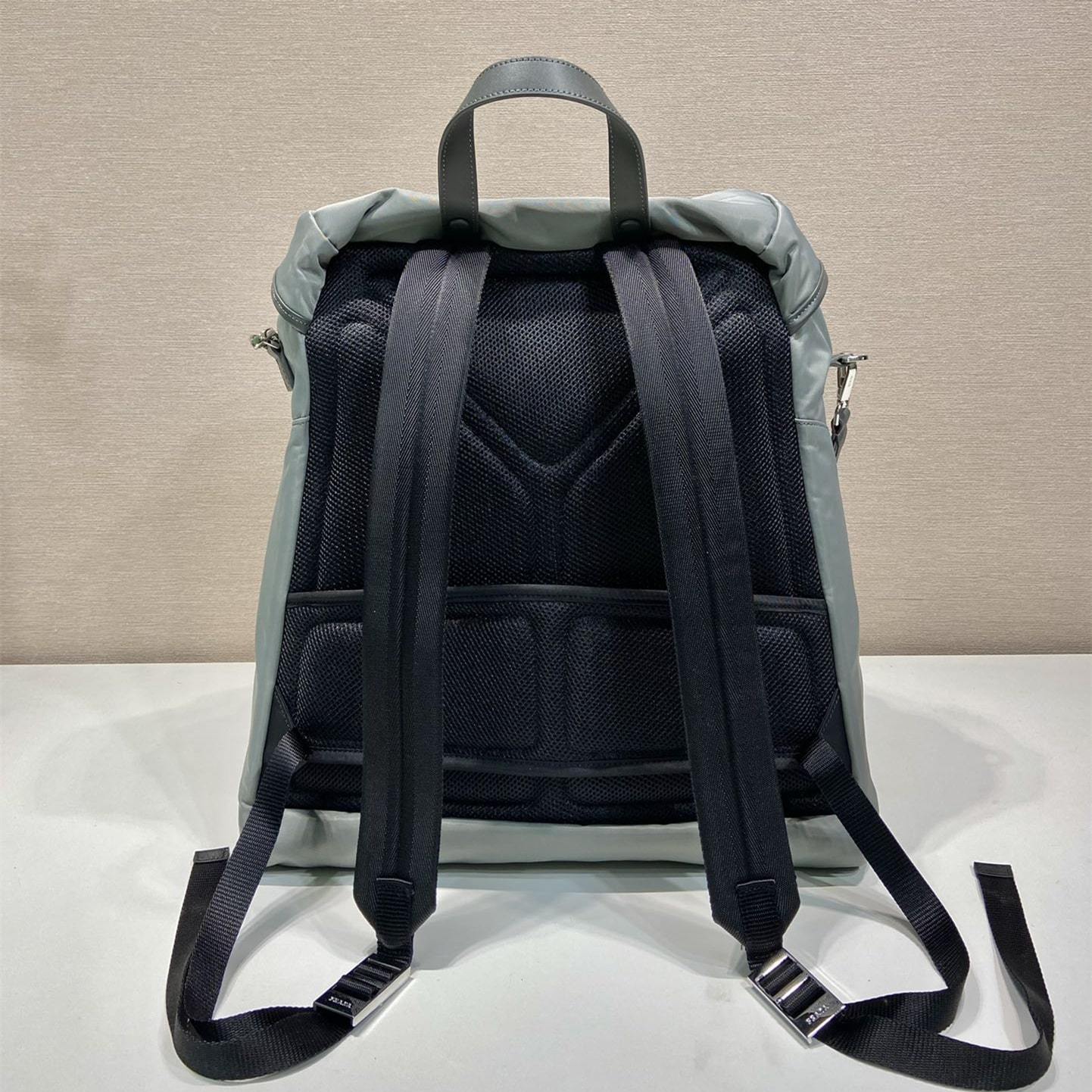高仿Prada男士雙肩包系列2VZ108灰色免檢版