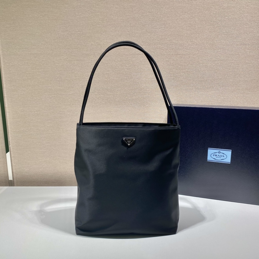 高仿Prada*Re-Edition系列中古袋B6246大號免檢版