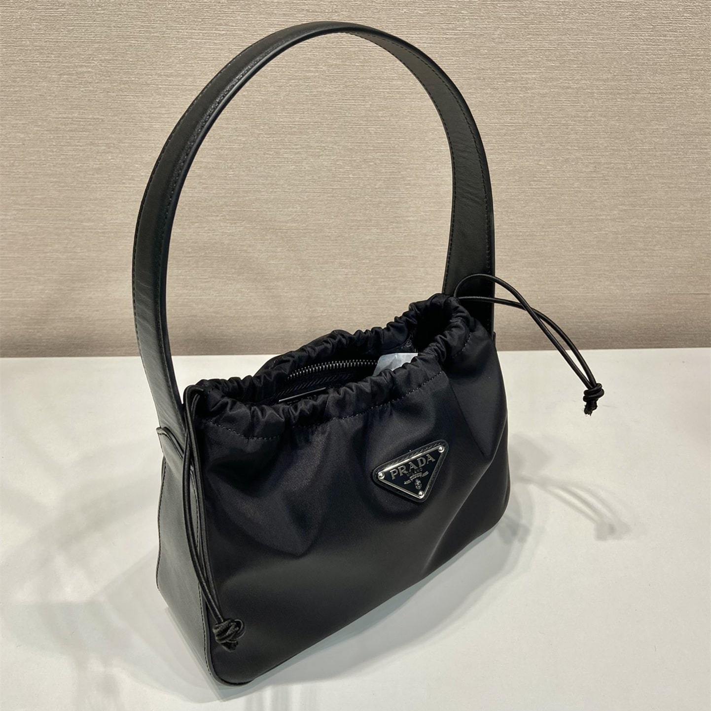 高仿Prada*ReEdition系列B6249腋下包小號黑色免檢版