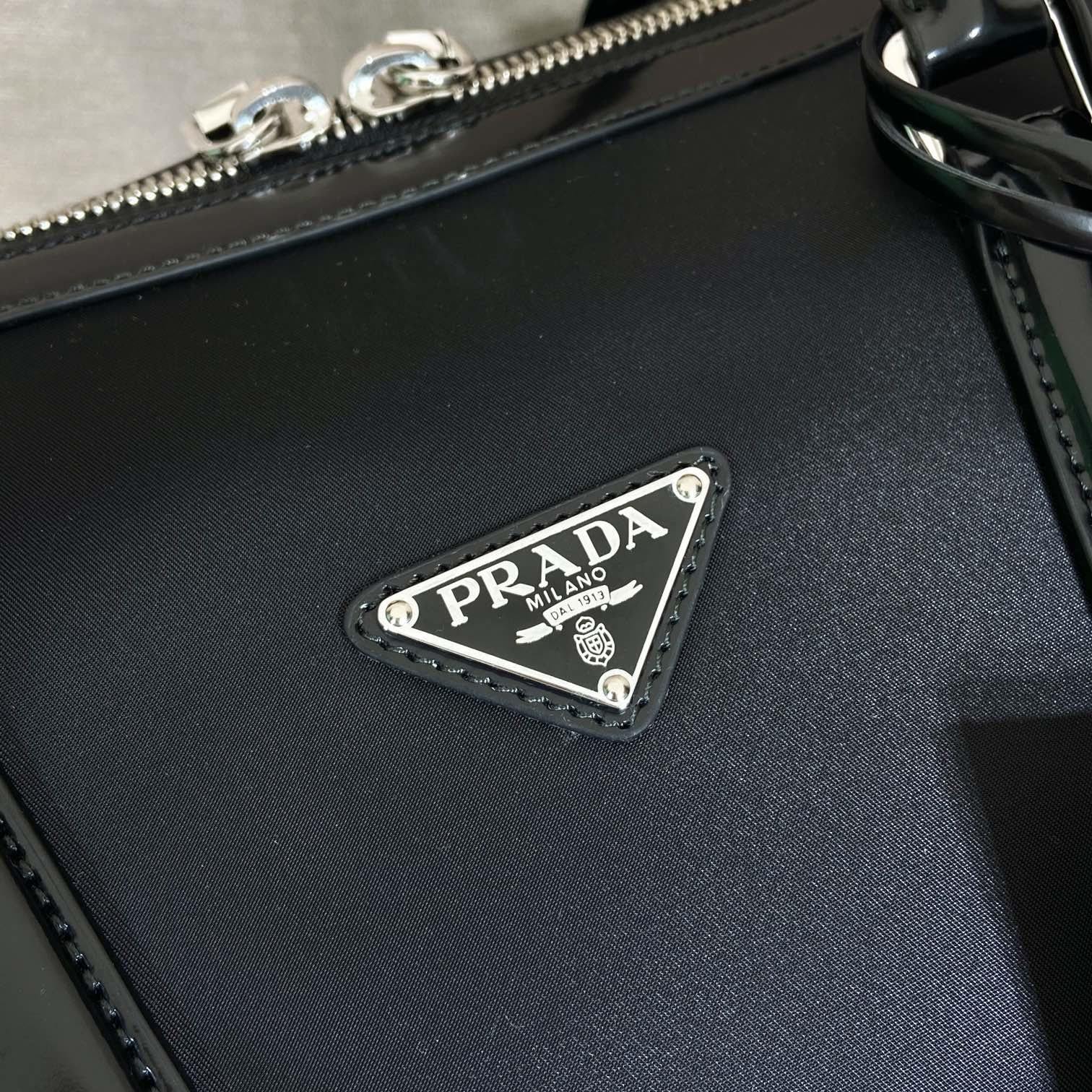 高仿Prada*Re-Edition系列2VC018旅行袋免檢版
