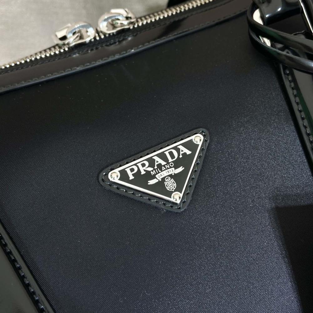 高仿Prada*Re-Edition系列2VC018旅行袋免檢版
