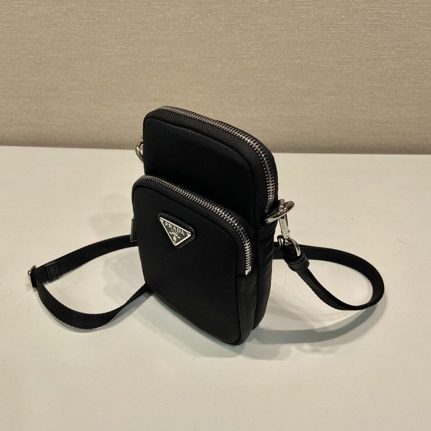 高仿Prada*Re-Edition系列2ZT024手機包免檢版