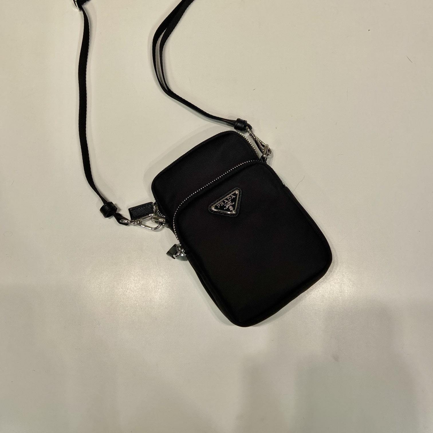 高仿Prada*Re-Edition系列2ZT024手機包免檢版