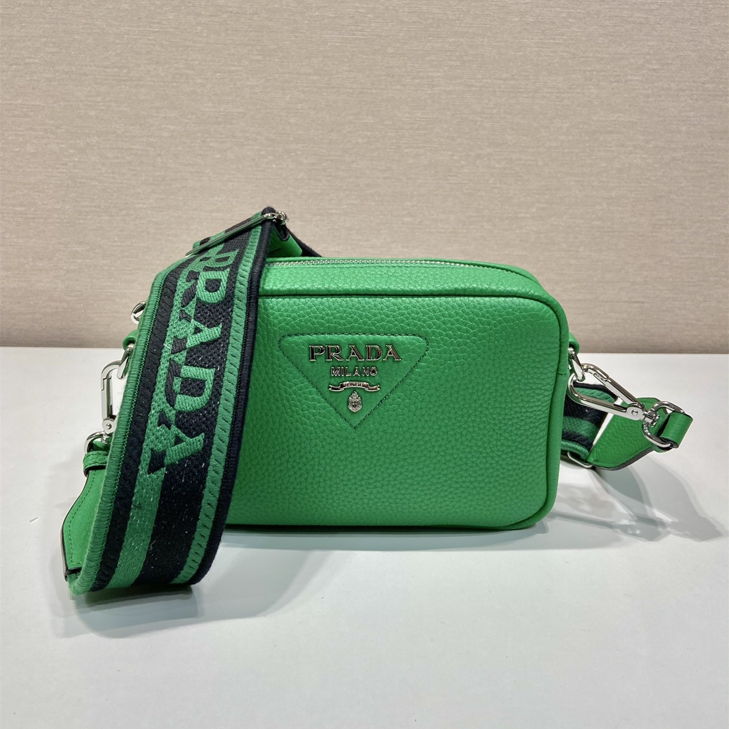Prada 斜跨包 1BH192 小牛皮