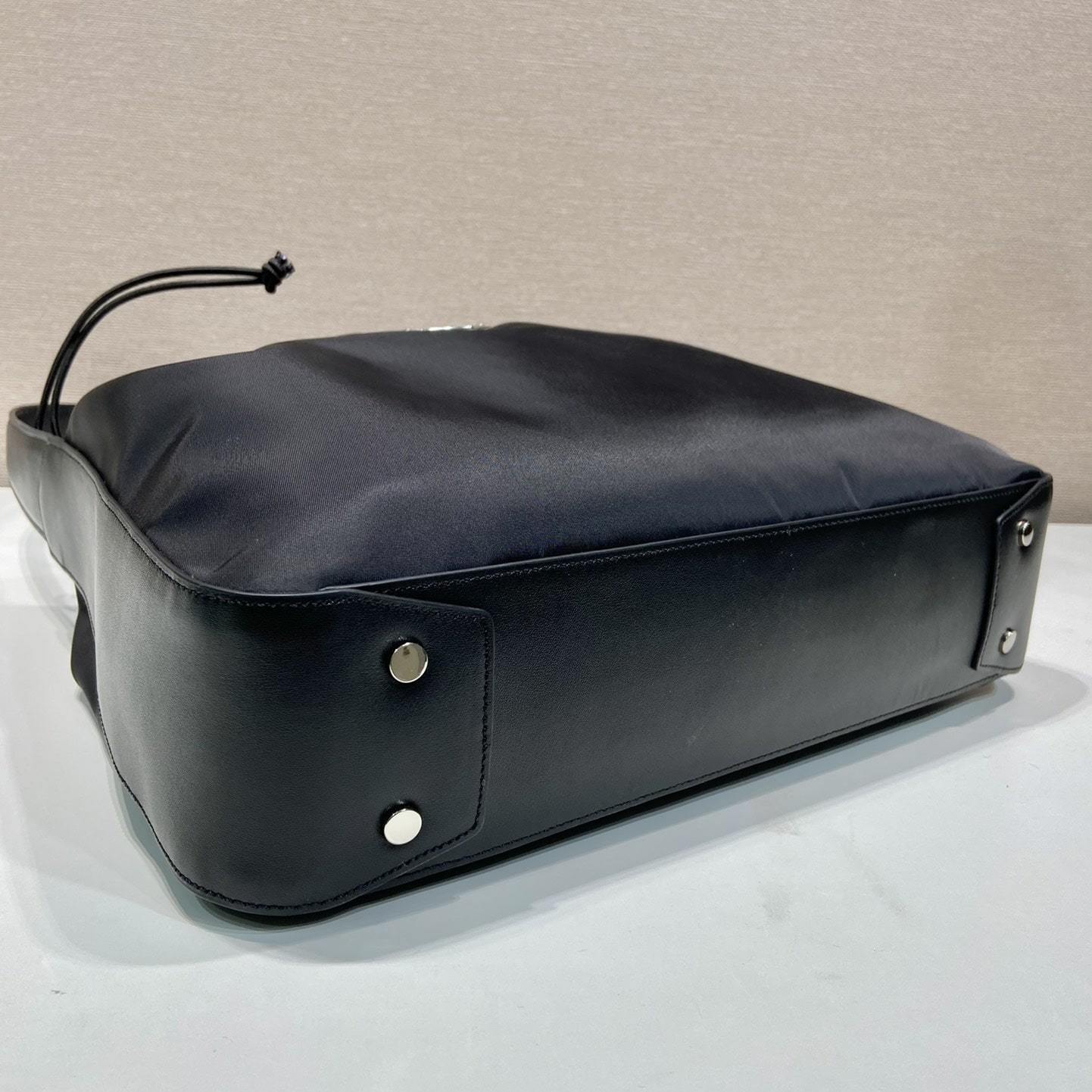 高仿Prada*ReEdition系列B6250腋下包大號黑色免檢版