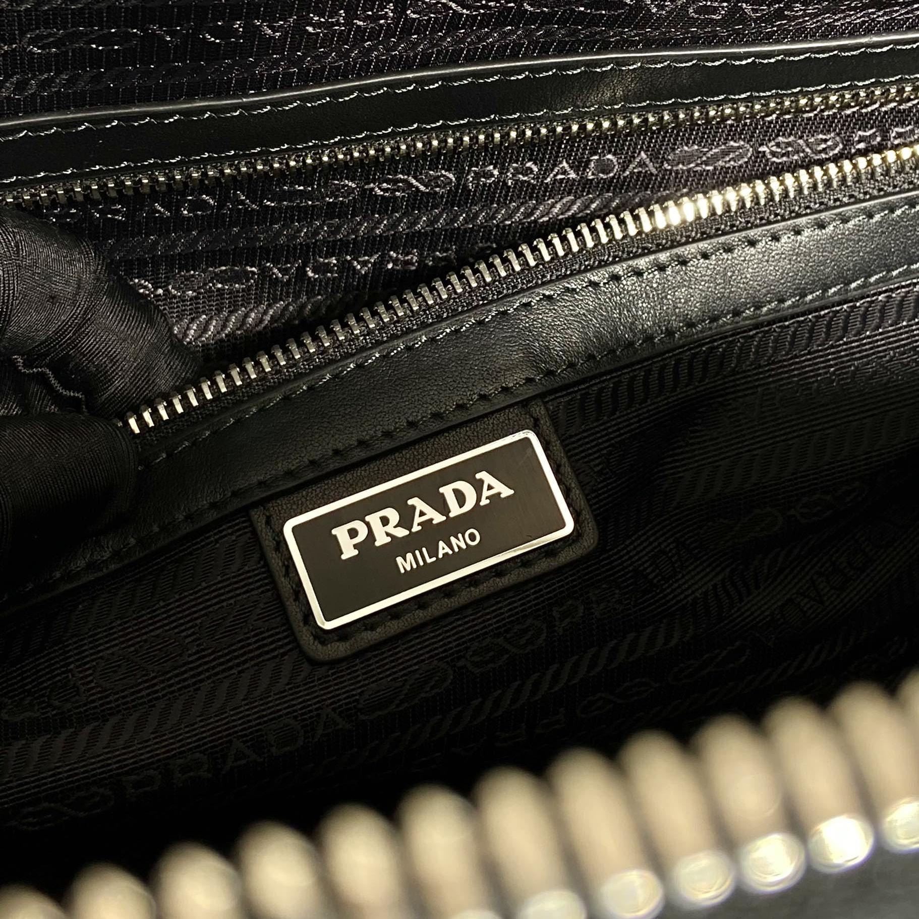 高仿Prada*Re-Edition系列2VC018旅行袋免檢版