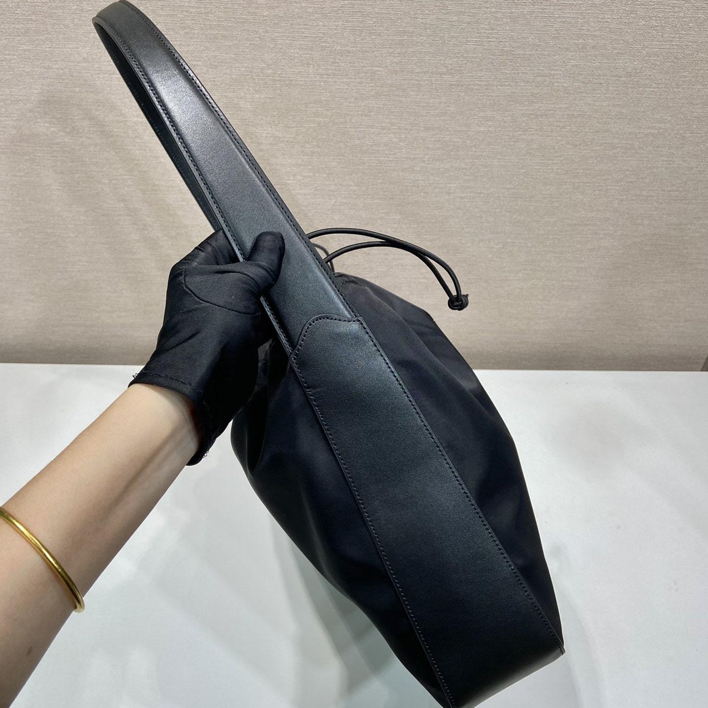 高仿Prada*ReEdition系列B6250腋下包大號黑色免檢版