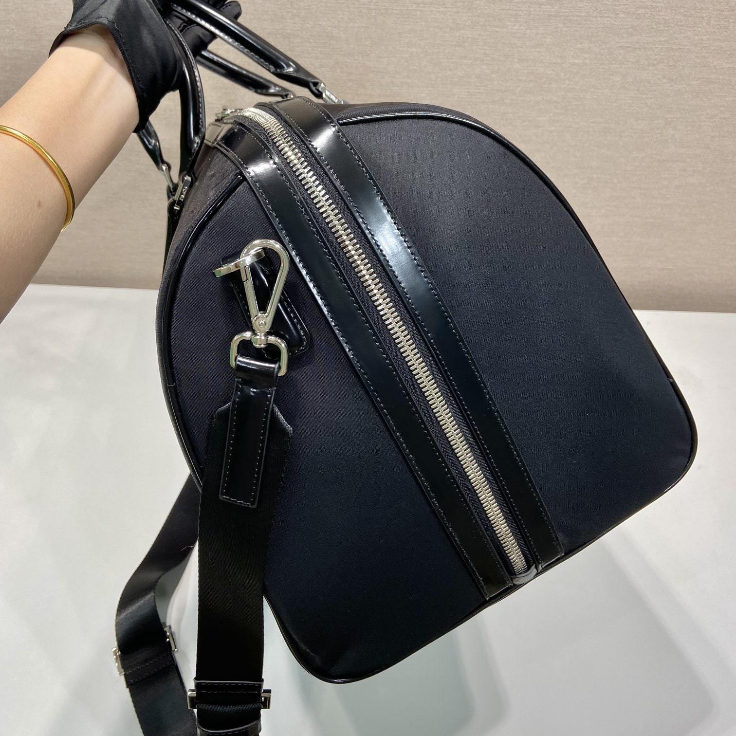 高仿Prada*Re-Edition系列2VC018旅行袋免檢版
