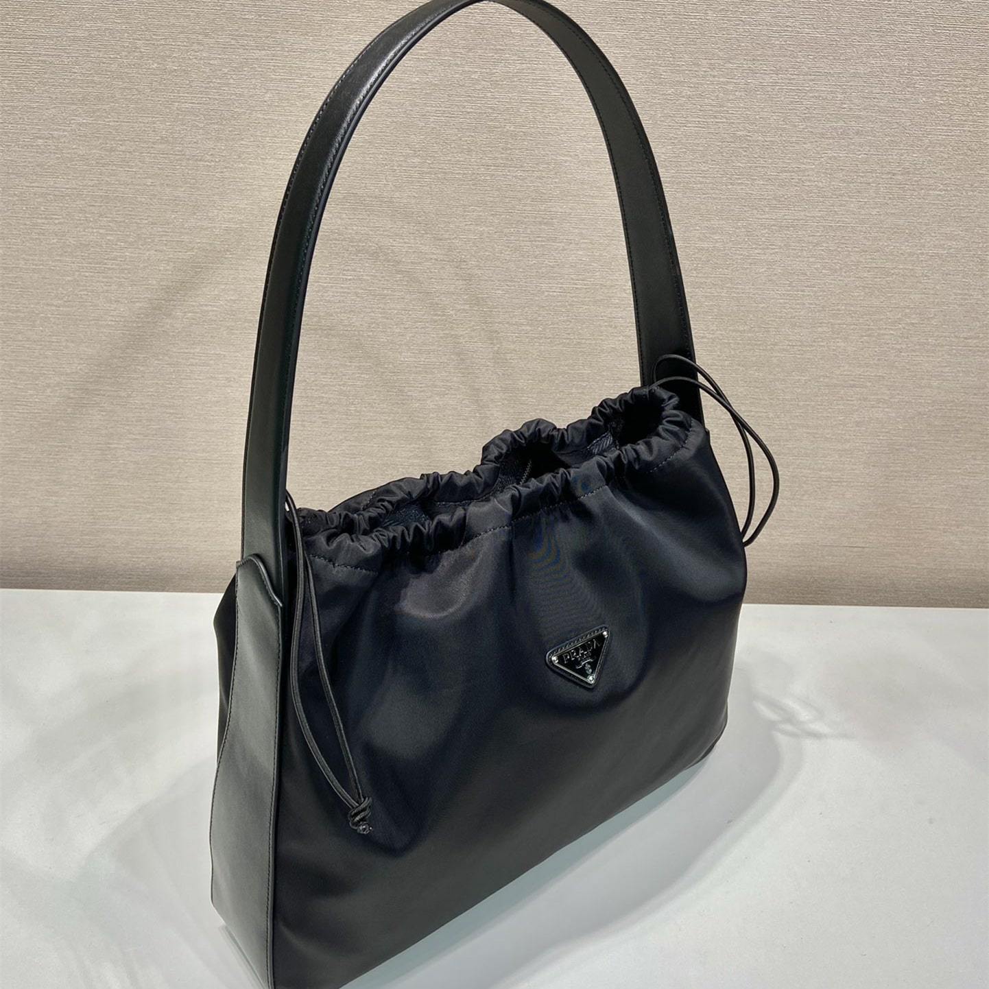 高仿Prada*ReEdition系列B6250腋下包大號黑色免檢版