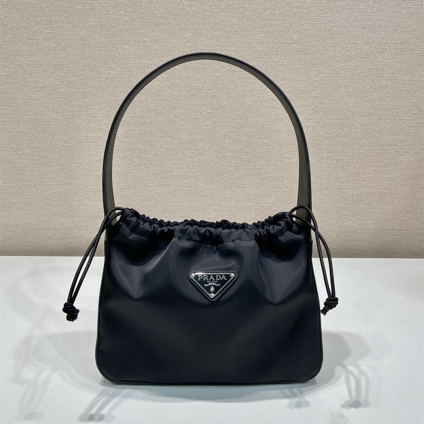 高仿Prada*ReEdition系列B6249腋下包小號黑色免檢版