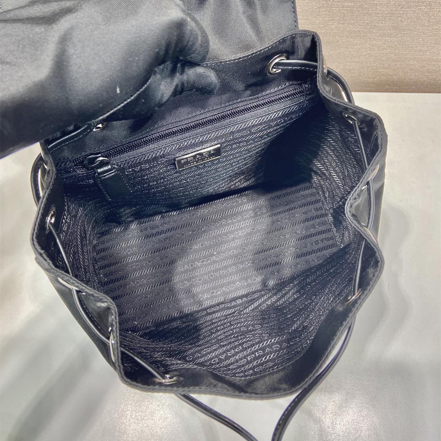 高仿Prada中古背包1BZ831黑色小號免檢版