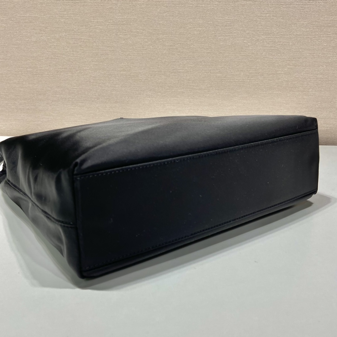 高仿Prada*Re-Edition系列中古袋B6246中號免檢版