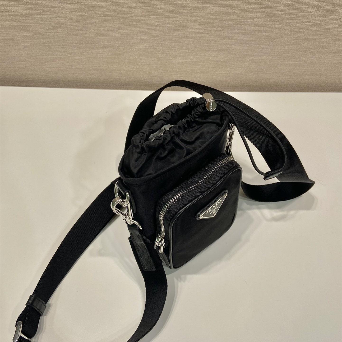 高仿Prada*Re-Edition系列2ZH155手機包免檢版