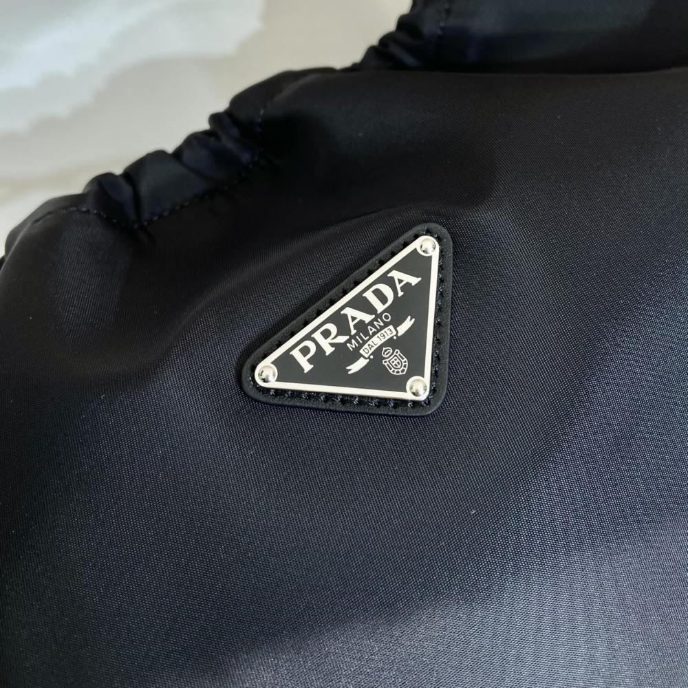 高仿Prada*ReEdition系列B6250腋下包大號黑色免檢版