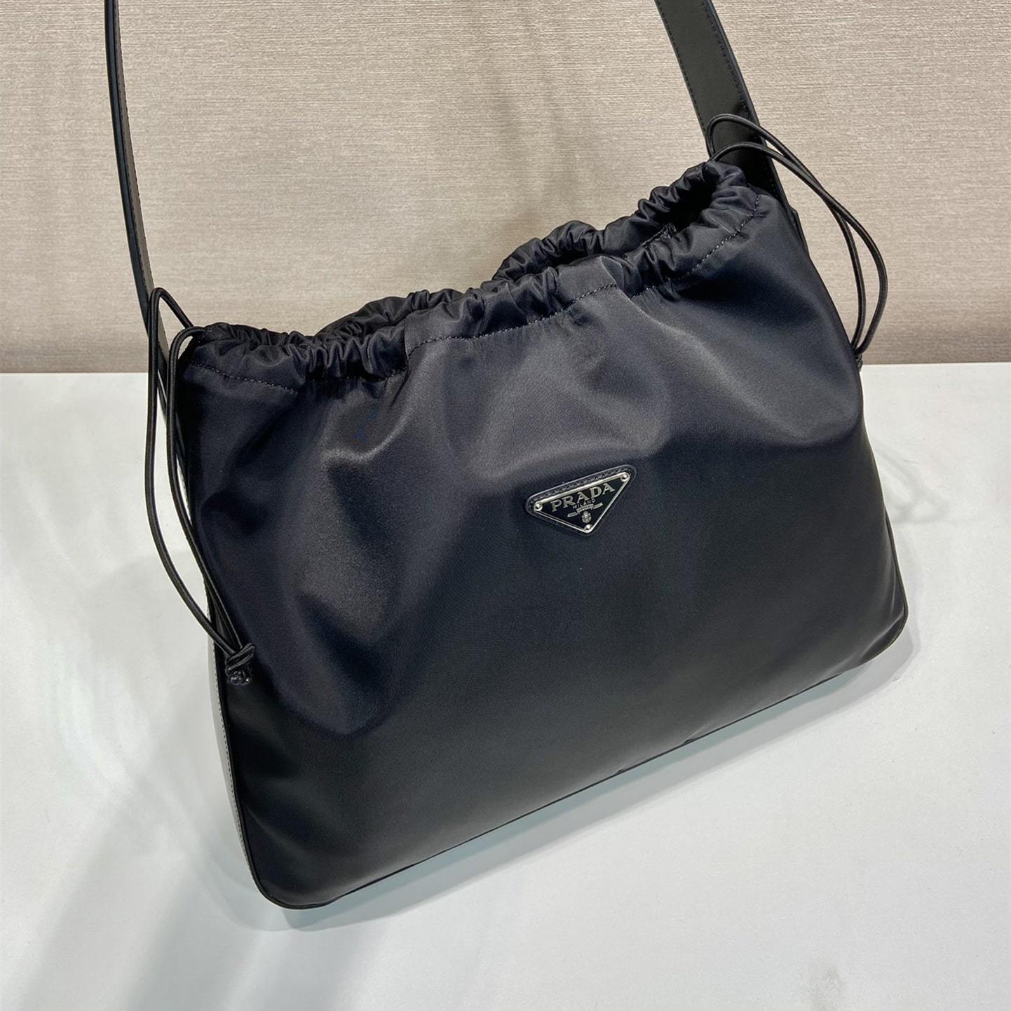 高仿Prada*ReEdition系列B6250腋下包大號黑色免檢版