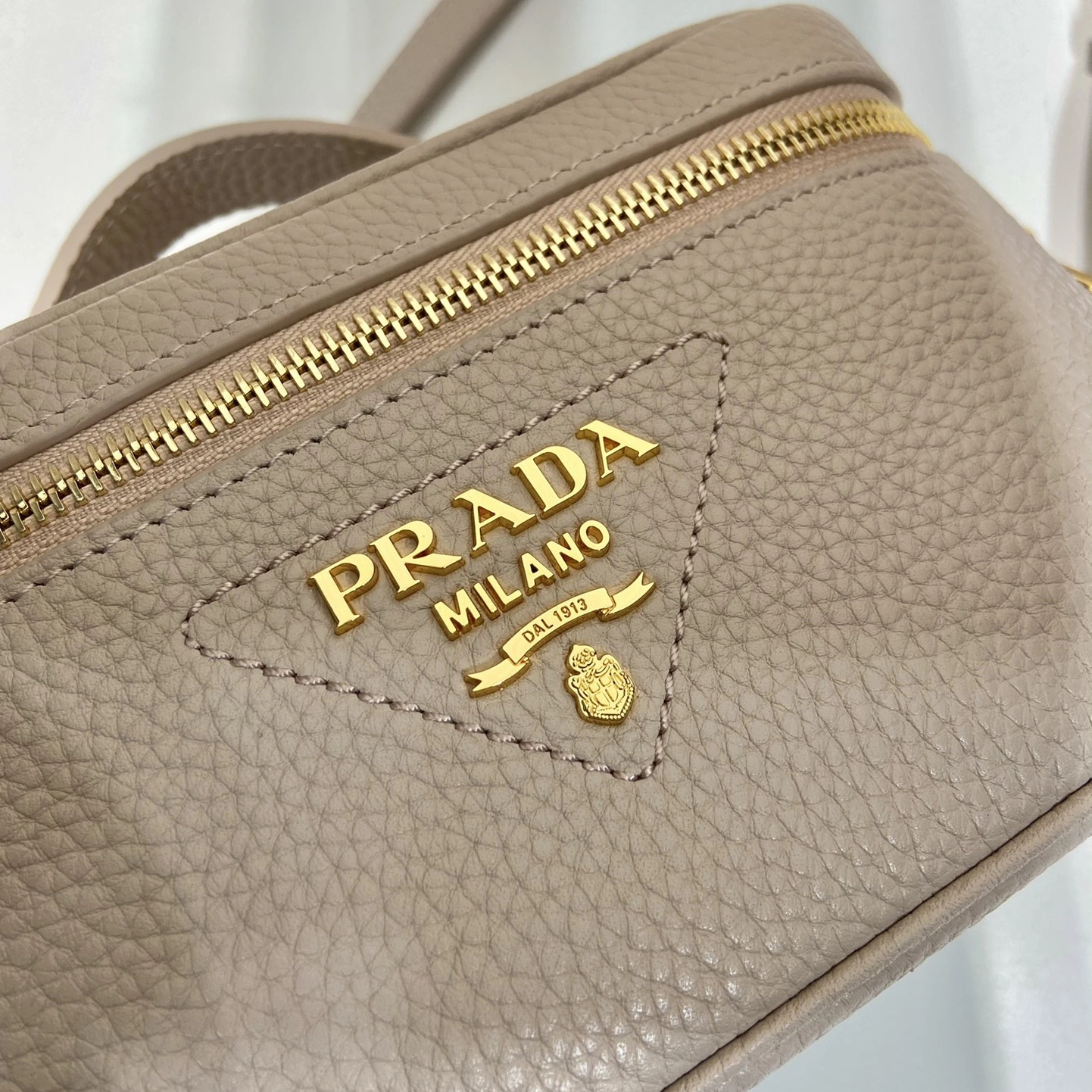 Prada 1BH202 盒子包沙色皮革表面實拍