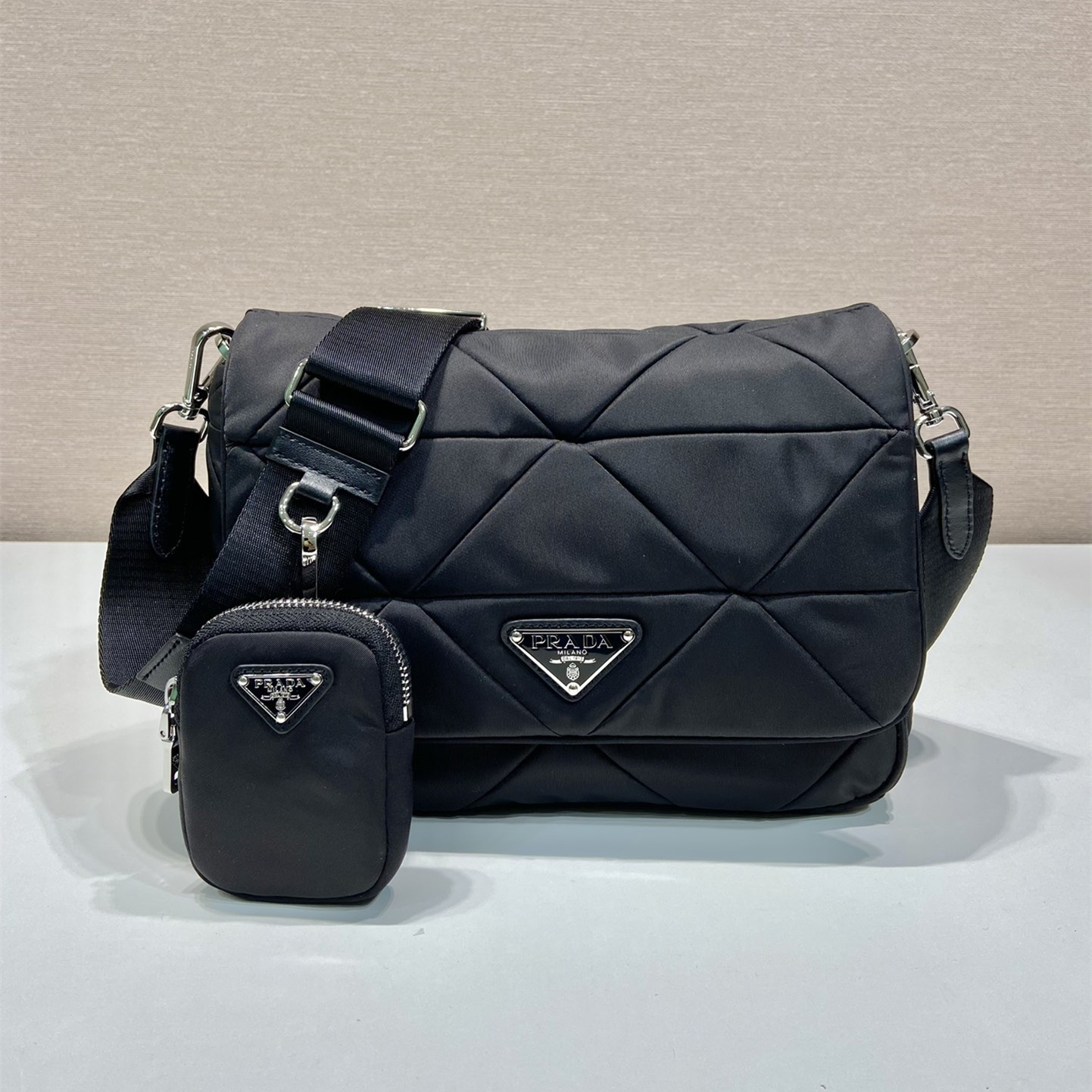 高仿Prada*Re-Edition系列郵差包1BD290免檢版