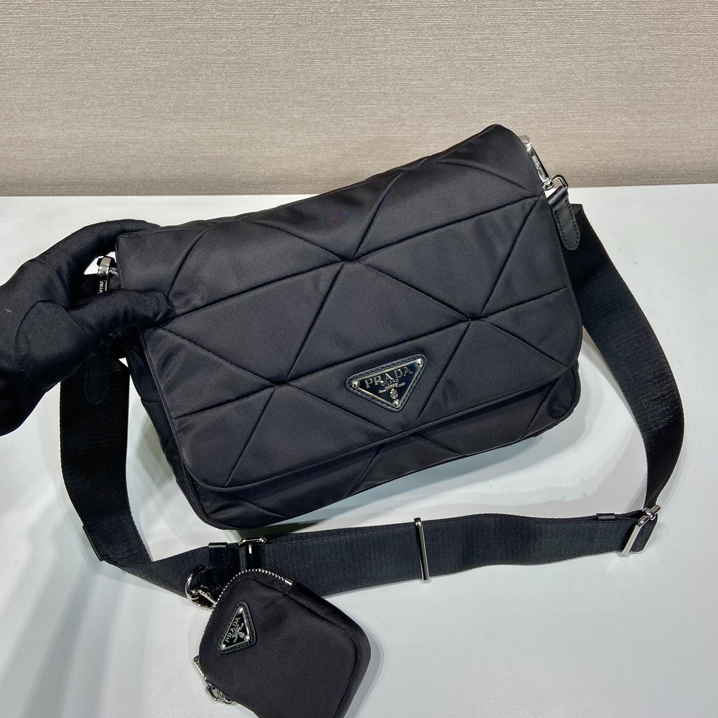 高仿Prada*Re-Edition系列郵差包1BD290免檢版
