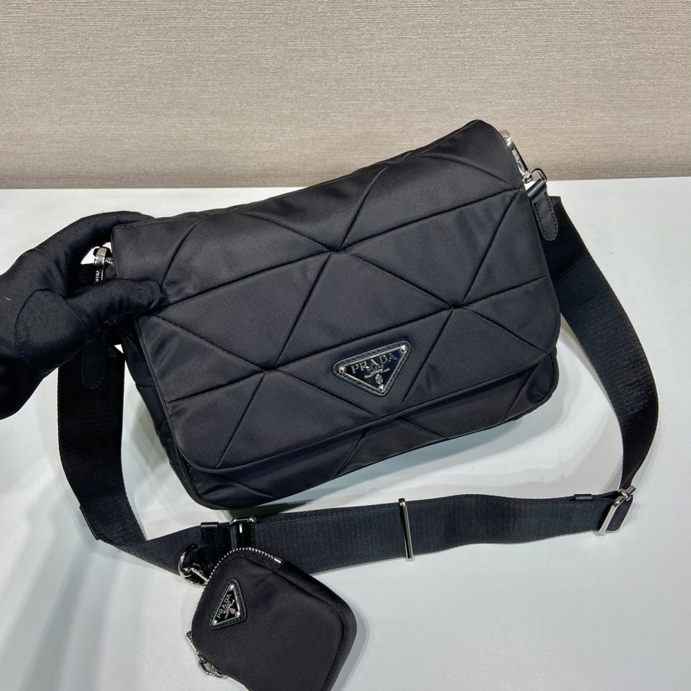 高仿Prada*Re-Edition系列郵差包1BD290免檢版