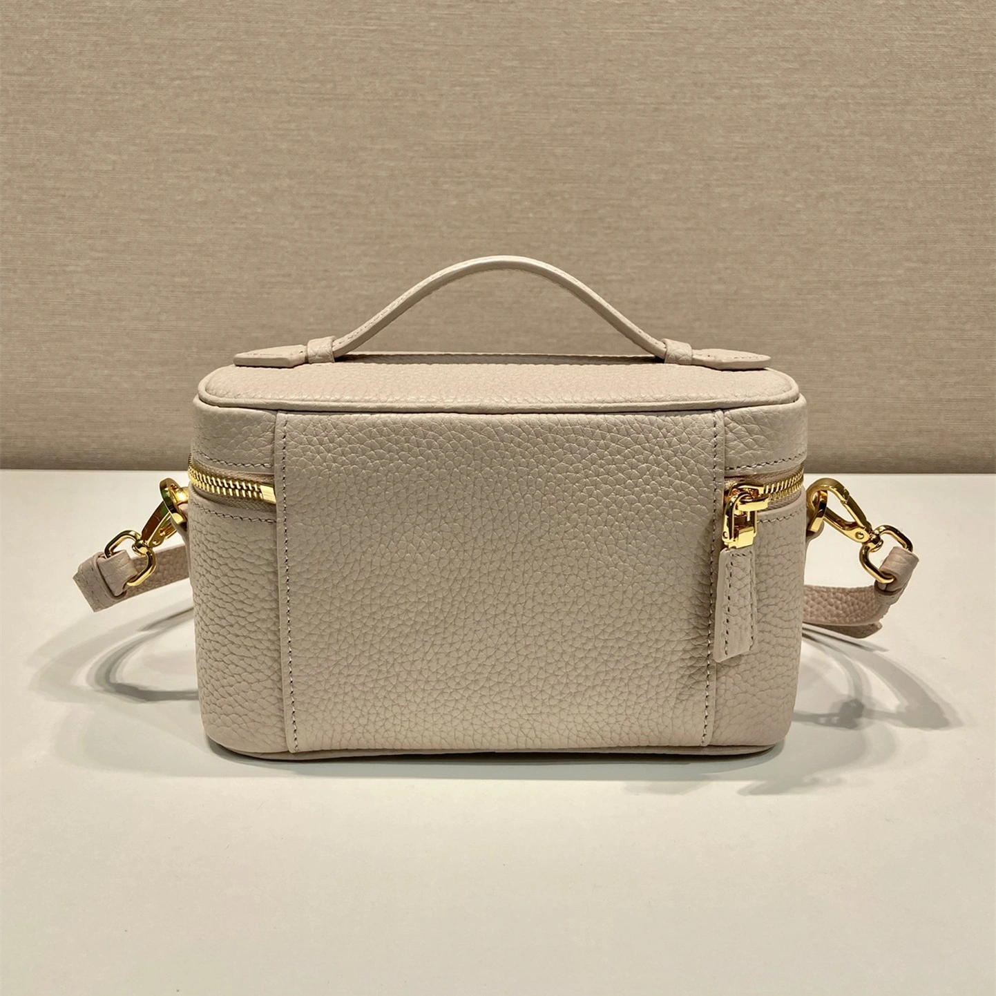 Prada 1BH202 盒子包側面與厚度實拍