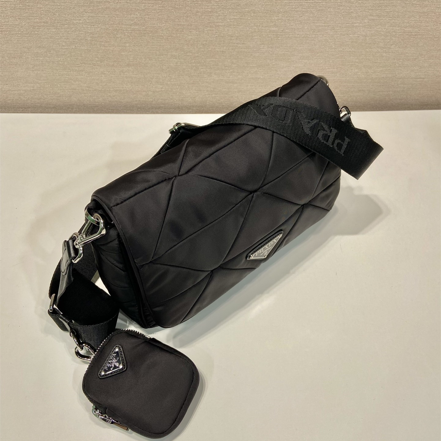 高仿Prada*Re-Edition系列郵差包1BD290免檢版