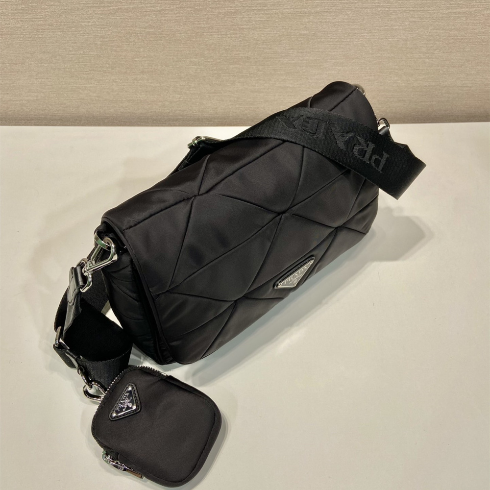 高仿Prada*Re-Edition系列郵差包1BD290免檢版