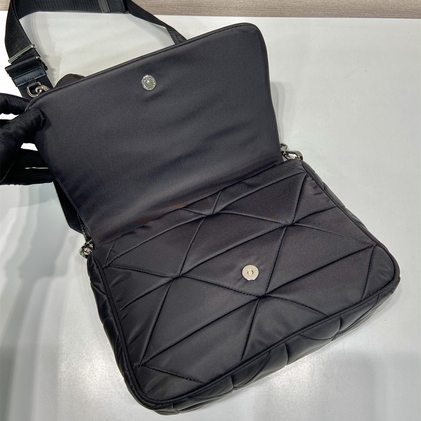 高仿Prada*Re-Edition系列郵差包1BD290免檢版