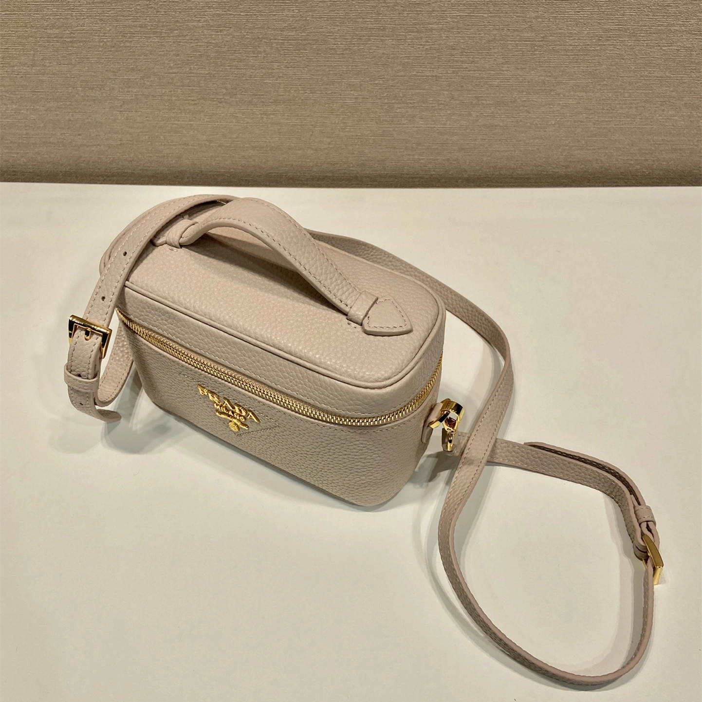 Prada 1BH202 盒子包皮革邊角與皮面特寫