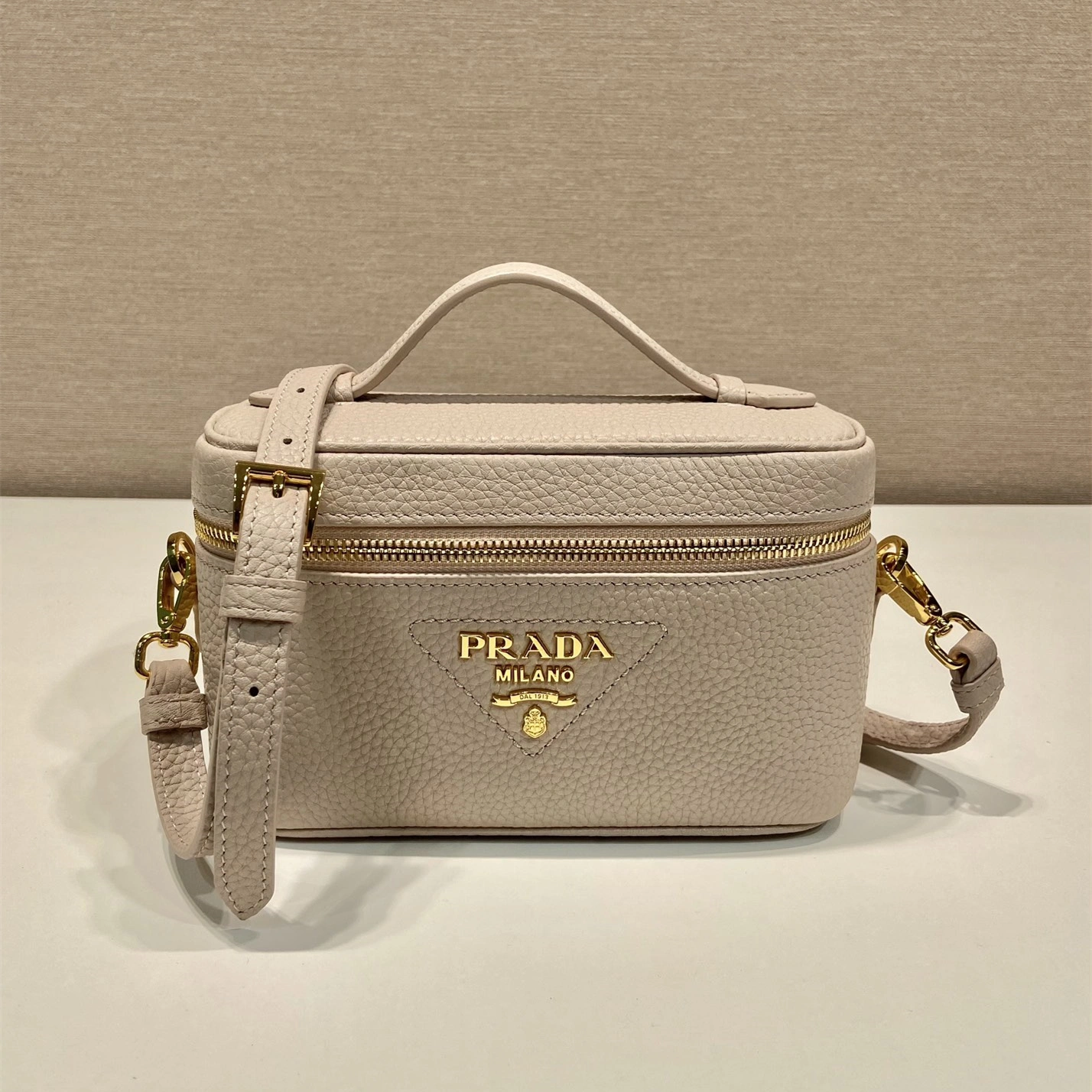 Prada 盒子包 1BH202 沙色