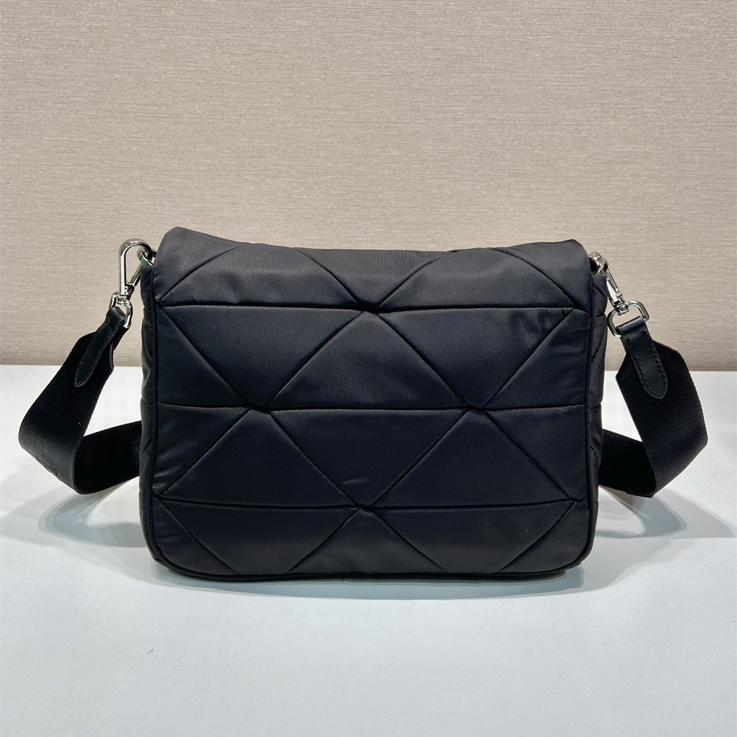 高仿Prada*Re-Edition系列郵差包1BD290免檢版