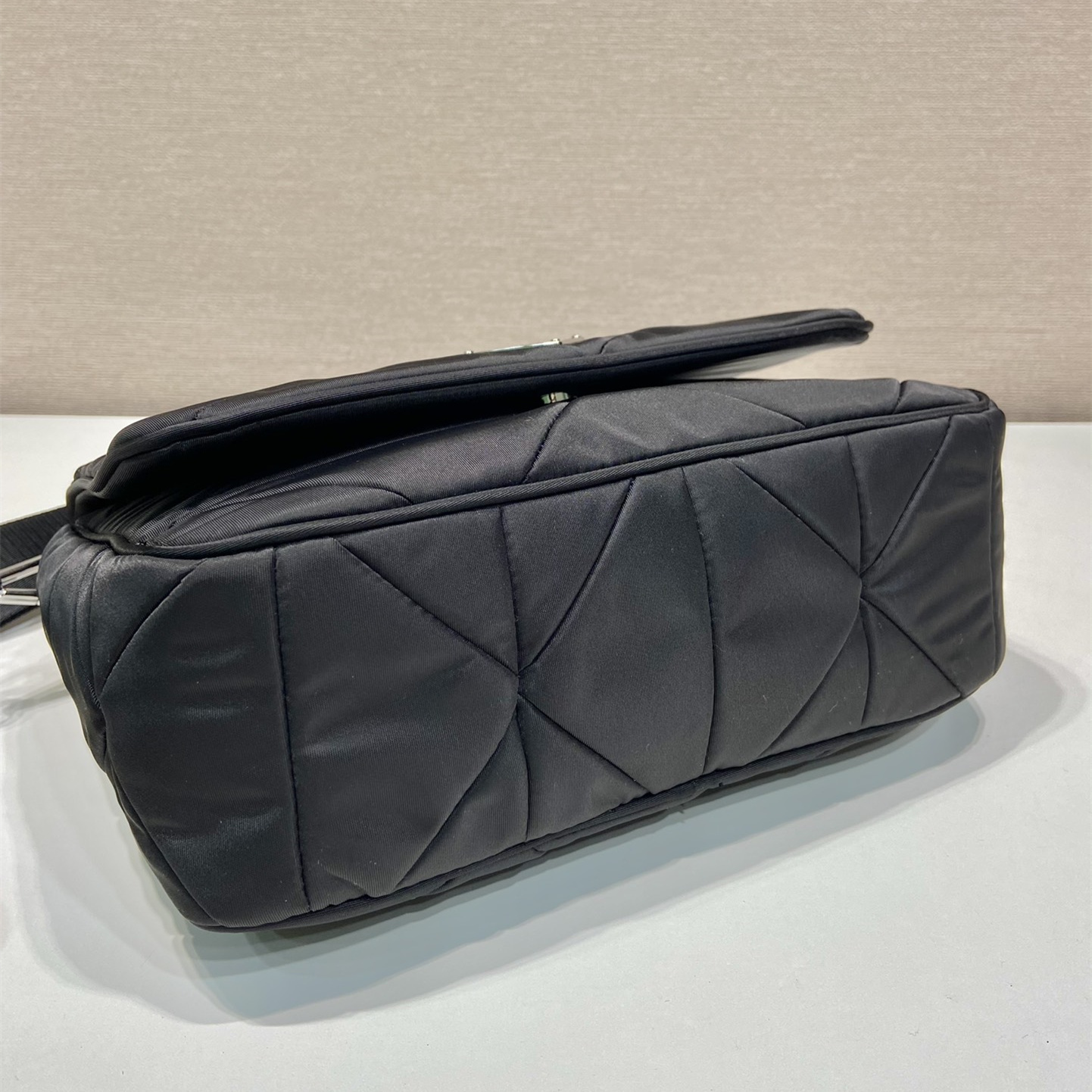 高仿Prada*Re-Edition系列郵差包1BD290免檢版