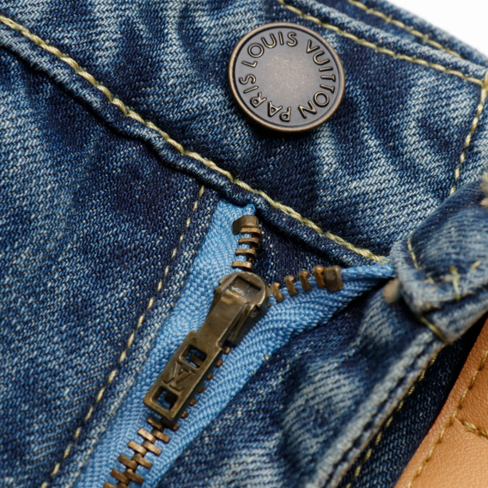 高仿LV*SS23系列1ACD65丹寧牛仔喇叭褲