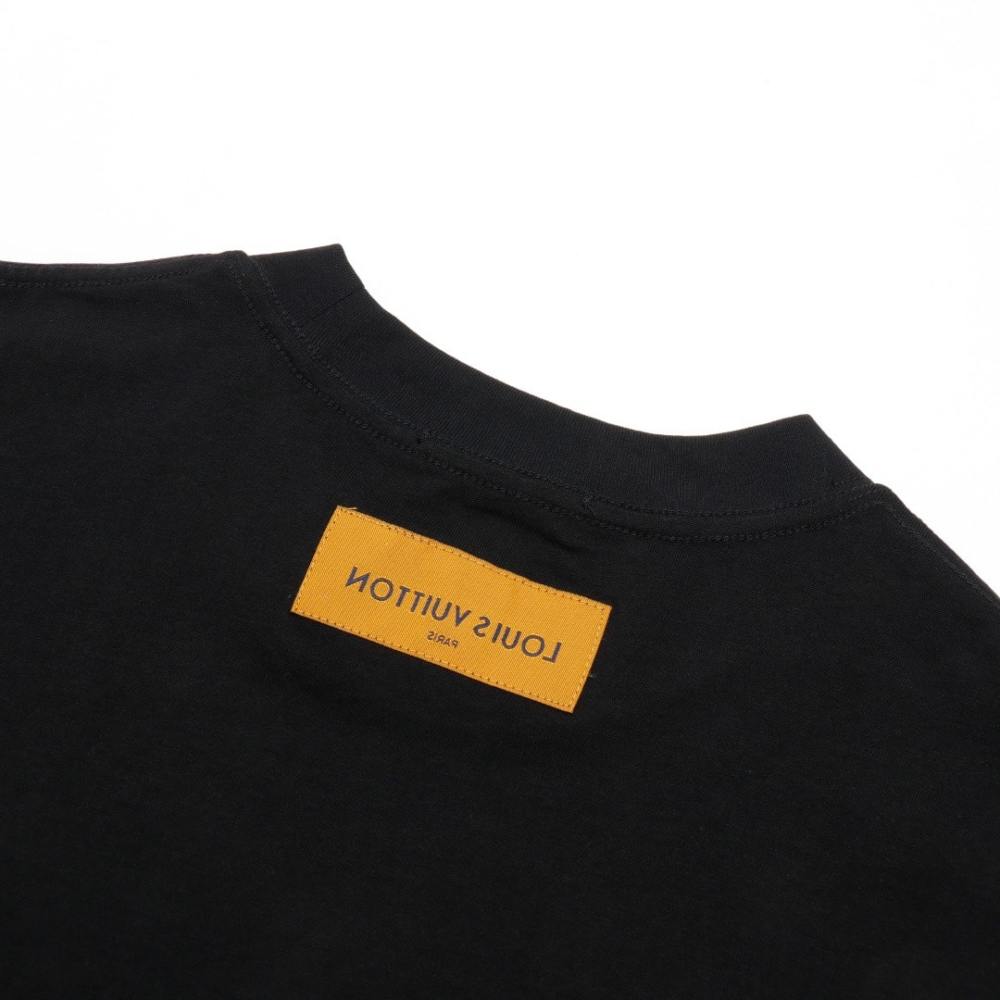 高仿LV*SS24系列1AFR006浮雕標誌短袖黑色