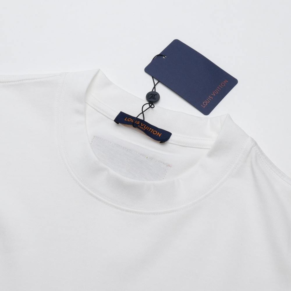 高仿LV*SS24系列1AFR005浮雕標誌短袖白色